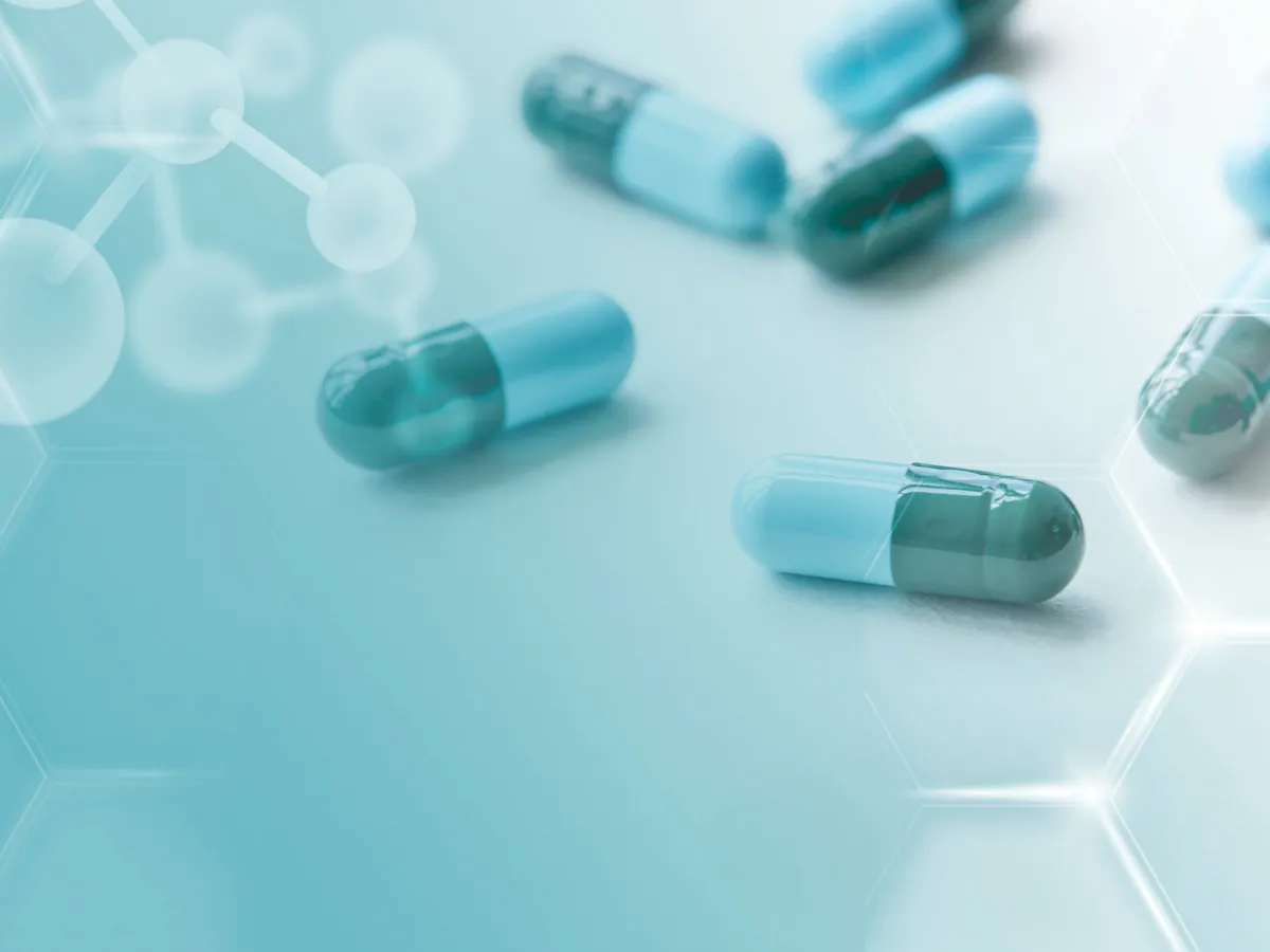 Farmacist șef din București este inculpat pentru fraudă și fals: medicamente de 1 milion lei lăsate să expire