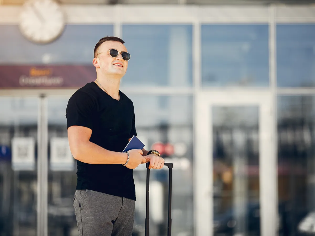 Bărbat în aeroport - Foto: Magnific.com (Imagine cu rol ilustrativ)