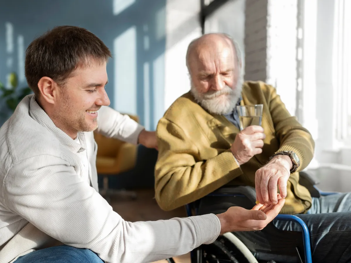 Pensionar și tânăr Foto: Freepik (imagine cu rol ilustrativ)