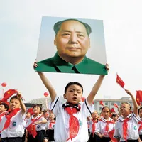 UN PARTID. În ciuda discuțiilor despre deschidere, China este încă guvernată potrivit principiilor leniniste. Studenții sărbătoresc aniversarea înființării Partidului Comunist Chinez