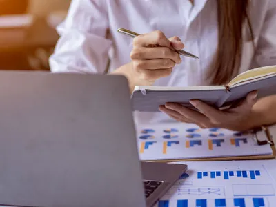 Cine poate ieși mai devreme la pensie în România. Lista domeniilor în care se reduce vârsta standard și condițiile prevăzute de lege