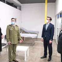 Președintele Iohannis, alături de medicul Gheorghiță, ministrul Sănătății,  Nelu Tătaru, și secretarul de stat Andrei Baciu,  în vizită în centrul pilot de vaccinare de la Romexpo - Foto: Administrația Prezidențială