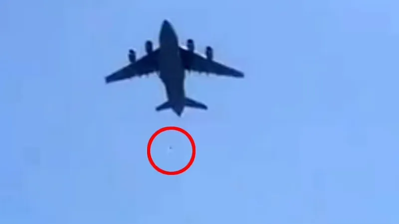 Mai mulți oameni au căzut dintr-un avion care își lua zborul de pe aeroportul din Kabul/FOTO: dailymail.co.uk