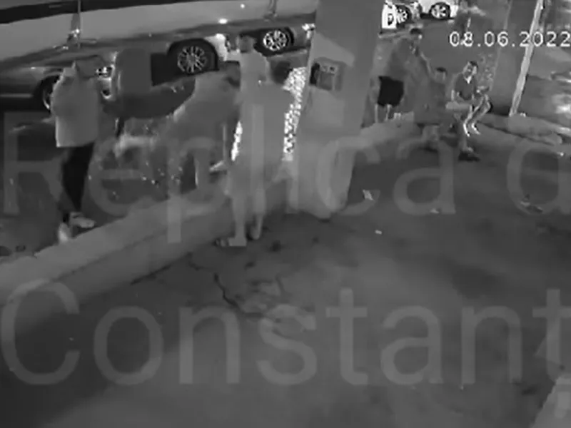 Patru proxeneți din Constanța au călcat în picioare patru persoane în față la Cireșica Foto: captură video Youtube