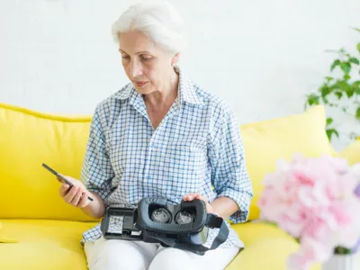 O pensionară primește un mesaj pe telefon - Foto: Freepik (rol ilustrativ)