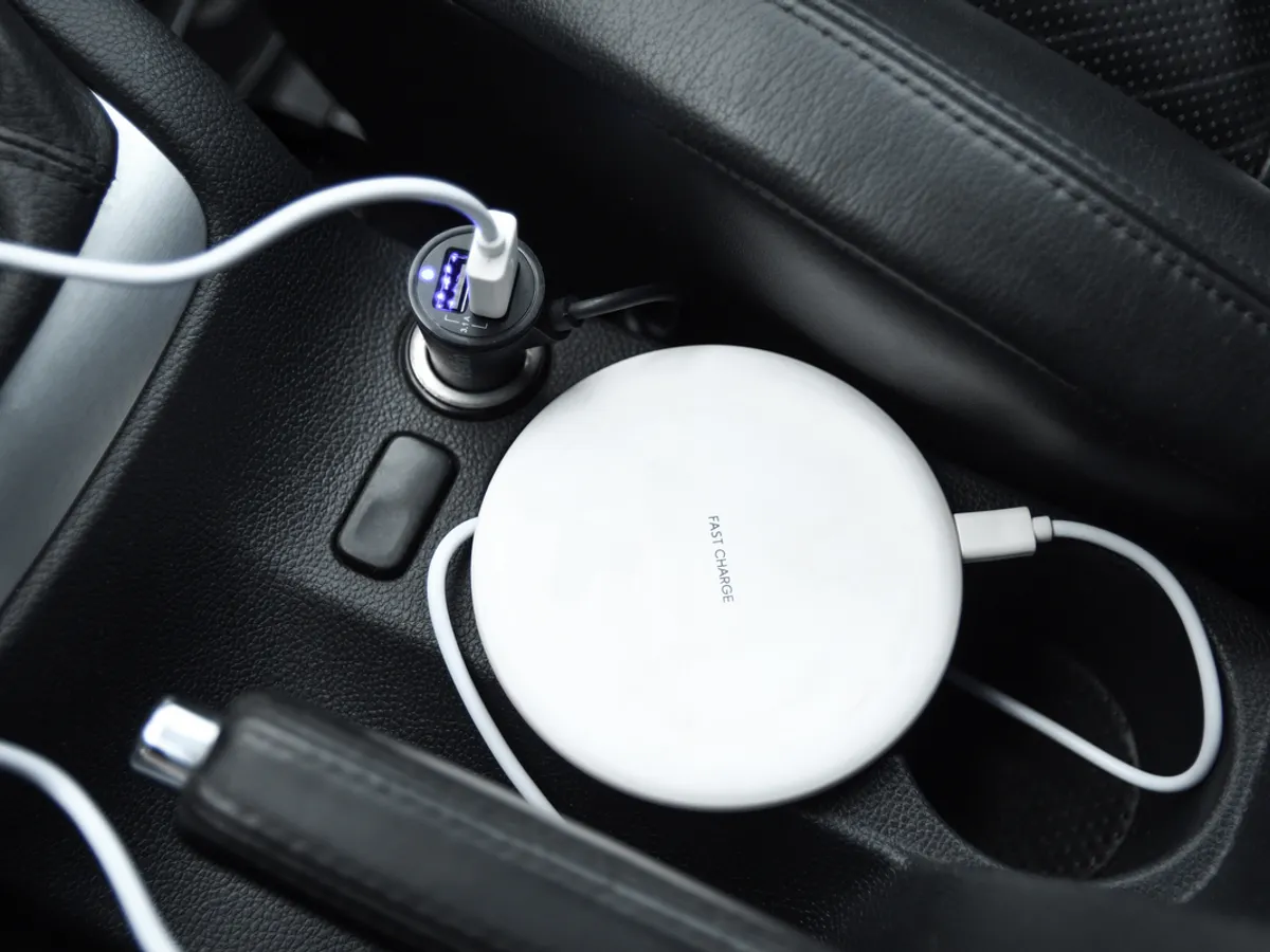 Încărcare USB în mașină - Foto: Freepik