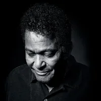 CÂNT CEEA CE VREAU Charley Pride a început să înregistreze în 1965. În momentul său maxim comercial din anii ‘70, i-a surclasat pe ceilalți artiști din RCA Records, cu excepția lui Elvis Presley