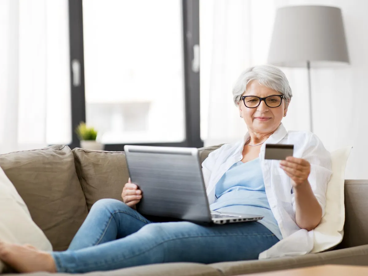Pensionari la pensie cu cardul - Foto: Freepik