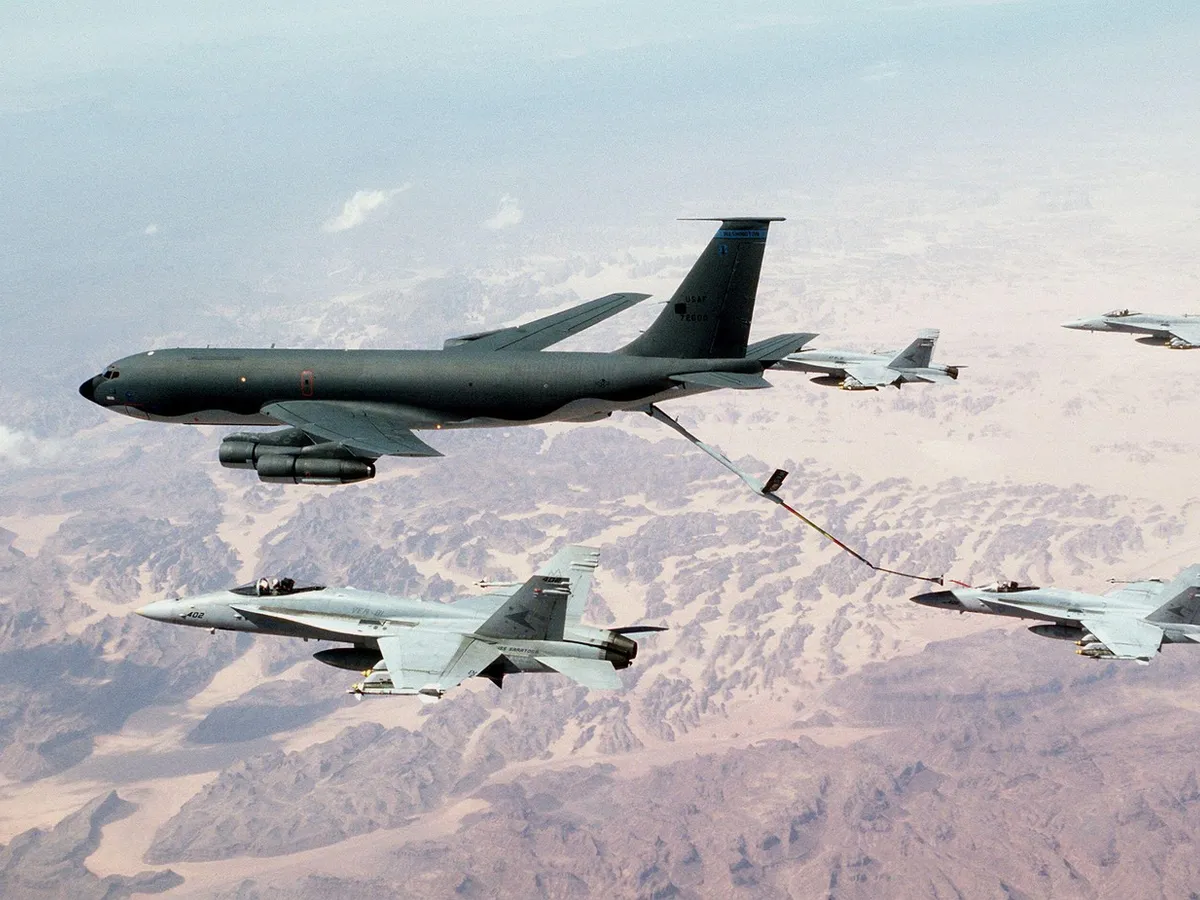 Un atac cu rachete al Iranului a avariat cinci avioane cisternă KC-135 în Arabia Saudită. Trump neagă