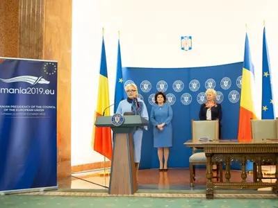 Viorica Dăncilă, alături de Rovana Plumb, ministrul Fondurilor Europene, și Grațiela Drăghici, șefa ANES. Sursa: Guvernul României