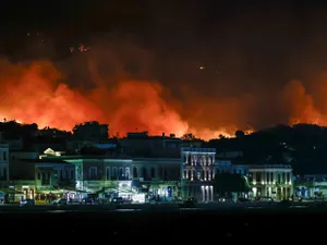 Insulă din Grecia, mistuită de flăcări. Localnicii și turiștii, evacuați din calea incendiilor - Foto: Profimedia images