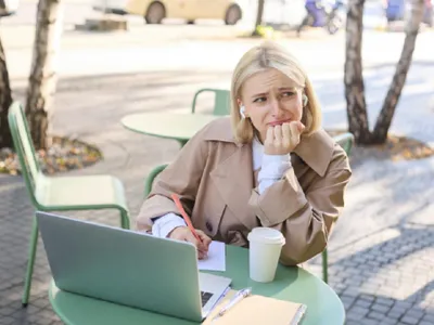 Femeie la masă - Foto: freepik (rol ilustrativ0