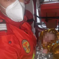 O femeie a născut în autospeciala SMURD, în timp ce era transportată de la Nădlac la Maternitatea Arad. / Foto: Facebook/ISU Arad