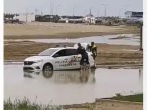 Mașină de Poliție blocată pe plajă, în Constanța. Un agent era desculți, altul cu saci în picioare - Foto: News.ro