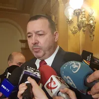 Deputatul "Mitralieră" a împușcat francul pe seama avioanelor F 16/FOTO: Libertatea
