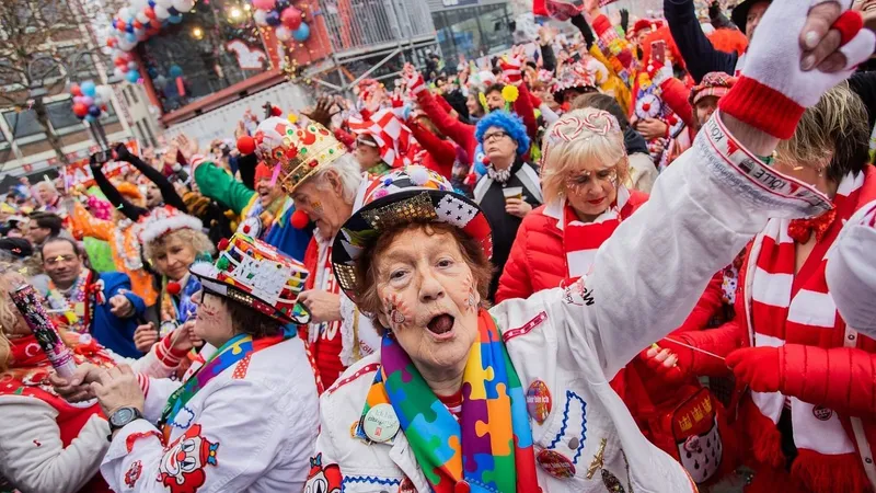 Carnavalul din Germania, inagurat de mii de oameni în pofida îngrijorărilor provocate de pandemie. / Foto: pnp.de