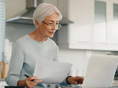 Pensionară la pensie - Foto: Freepik