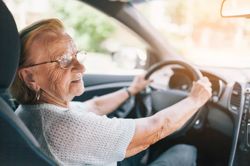 Orice șofer, indiferent de vârstă, și-ar dori să conducă mașină cât mai bună, cât mai nou, eventual la care visează - Foto: Freepik (Imagine cu rol ilustrativ)