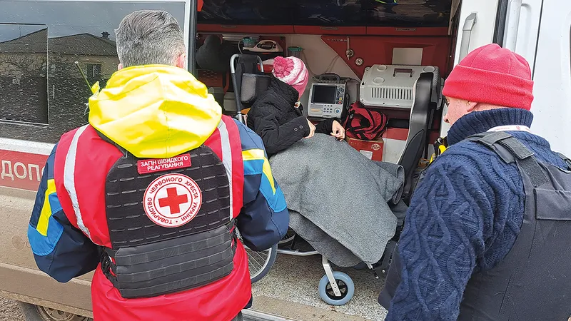 Persoană în cărucior evacuată de Crucea Roșie