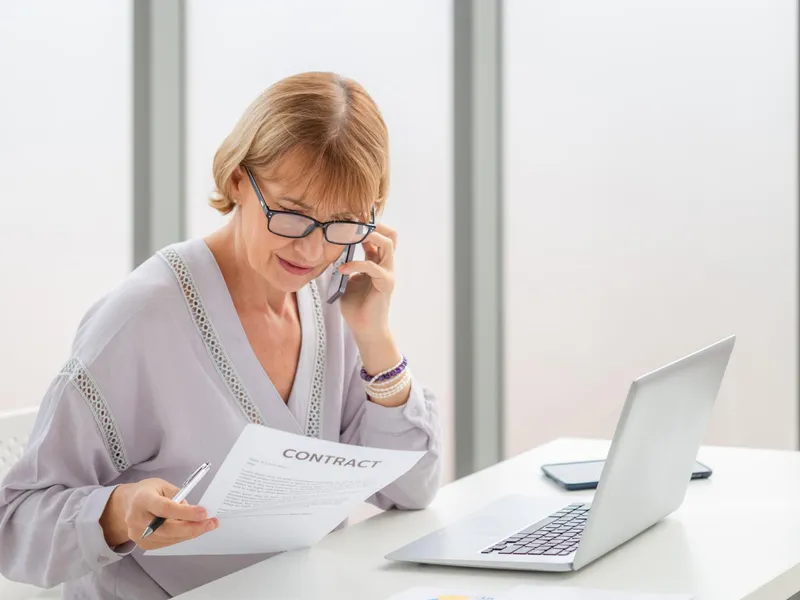 Pensionară verificând pensia la computer - Foto: Freepik