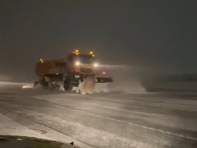 Zăpadă pe pistele aeroporturilor Capitalei - Foto: captură video CNAB