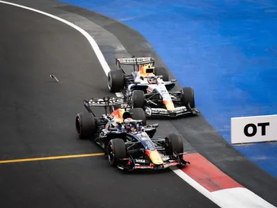 Liam Lawson (Racing Bulls) și Max Verstappen (Red Bull)  - Foto: Profimedia Images