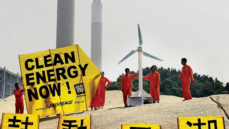 Activiștii Greenpeace din Hong Kong în 2005