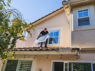 Un bărbat montează un panou solar - Foto: Pexels (cu rol ilustrativ)