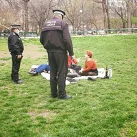 Imagine de sâmbătă, din parc, cu români la iarbă verde, deși autoritățile au recomandat izolarea la domiciliu. Foto: Poliția Română Facebook