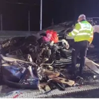 Un TIR a pierdut o roată pe A1. O mașină nu a reușit s-o evite și s-a înfipt în remorcă. / Foto: Info Trafic 24, Facebook