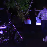 Un motociclist a înjunghiat șoferul și pasagerul unei mașini, apoi a îngropat cuțitul la Casa Presei Foto: captură Youtube