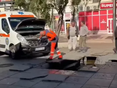 „Dorel” șofer de ambulanță a scurtat drumul pe o alee pietonală și a stricat o fântănă arteziană - Foto: captură video