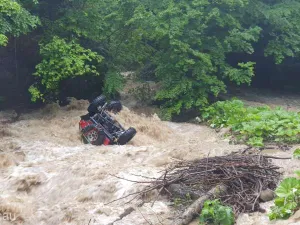 Un șofer care participa la un concurs off-road s-a răsturnat cu mașina în apă. Nu a putut fi salvat