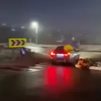 Șoferul care a făcut drift-uri cu un coșciug legat de mașină, identificat. Ce amendă a primit - Foto: captură video