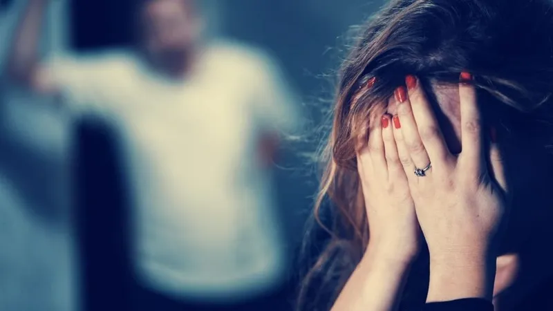 Un adolescent şi-a tăiat la gât în mod repetat iubita şi a ameninţat-o, cerându-i bani - Foto: Facebook/Poliţia Română