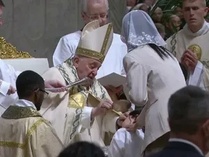 Papa Francisc adus în scaun cu rotile în Bazilica Sf. Petru de Paștele Catolic. Care este starea lui - Foto: Profimedia / imagine rol ilustrativ