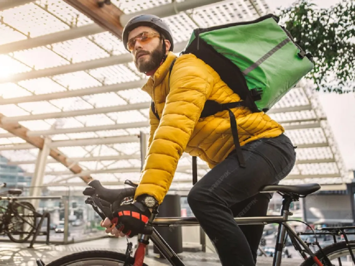 Doi livratori străini pe trotinete, accidentați grav pe o stradă din București. Cum a reacționat Poliția?