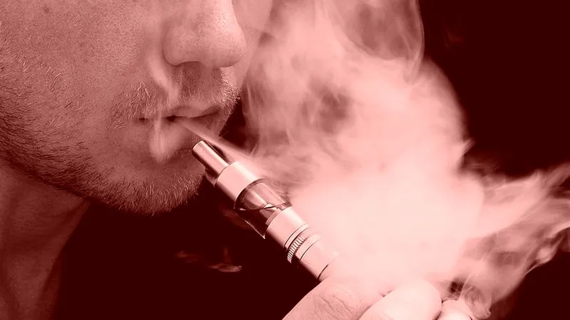 Vapingul țigărilor electronice va fi asimilat fumatului - Foto: Wikimedia/Ecig Click/CC BY-SA 2.0