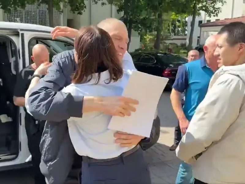 Liderul opoziţiei belaruse, Syarhei Țihanouski, a fost eliberat după aproape cinci ani de închisoare - Foto: captură video X/ Sviatlana Tsikhanouskaya