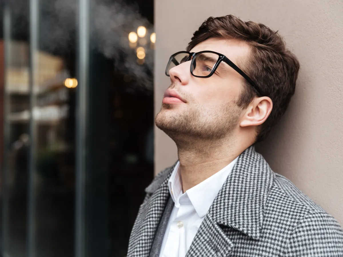 Cine fumează în scara blocului, 15.000 lei amendă. Te pedepsesc și poliția și asociația de locatari