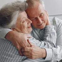 Care pensionari iau pentru prima oară bani de cardul de alimente în octombrie. Ce pensie au Foto: Freepik (fotografie cu caracter ilustrativ)