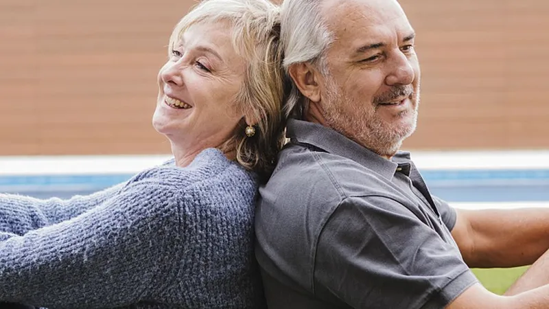 Cuplu de seniori îndrăgostiţi, în grădină - Foto: Freepik/CC0