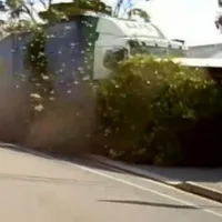 Un TIR scăpat de sub control distruge o stație de autobuz, doboară stâlpi și rade tot în cale. - Foto: captură video/9news.com.au
