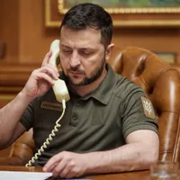 Un oficial de la Kiev l-a înjurat și i-a închis telefonul în nas unui rus care cerea predarea țării - FOTO: Profimedia