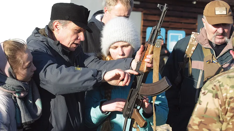 Civilii din kiev, inclusiv copiii, învaţă să tragă cu arma - Foto: Getty Images