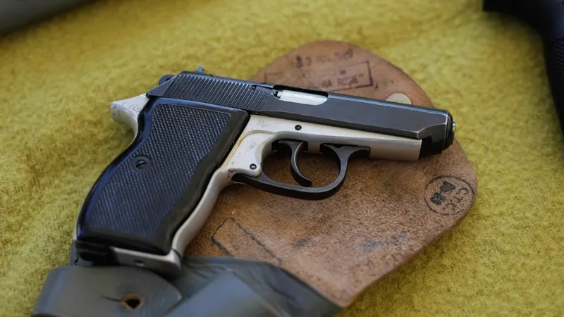 Pistolul Carpați a fost în dotarea polițiștilor români până în anul 2020 Foto: INQUAM Photos/George Călin