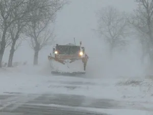 O persoană a murit după ce ambulanța a rămas blocată în nămeți - Foto: Facebook/Compania Nationala de Administrare a Infrastructurii Rutiere (imagine cu rol ilustrativ)