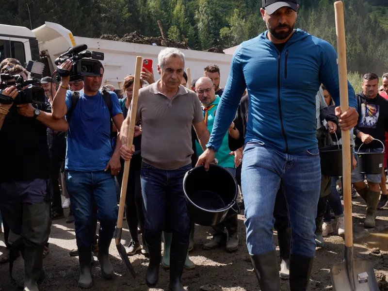 Marea schizmă între Georgescu și Simion. Propagandă populistă printre sinistrați cu muzică militară - Foto: Inquam Photos / Saul Pop
