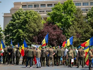 Sindicalisti ai Federatiei Silva protesteaza in fata Guvernului impotriva reorganizarii Romsilva - Foto:INQUAM PHOTOS / Vlad Bereholschi
