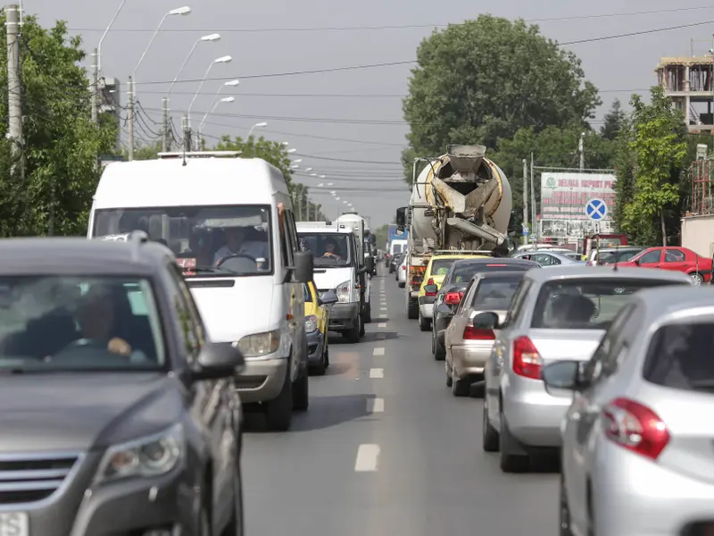 Românii vor petrece începutul și sfârșitul vacanței în trafic. Foto Inquam Photos/Octav Ganea